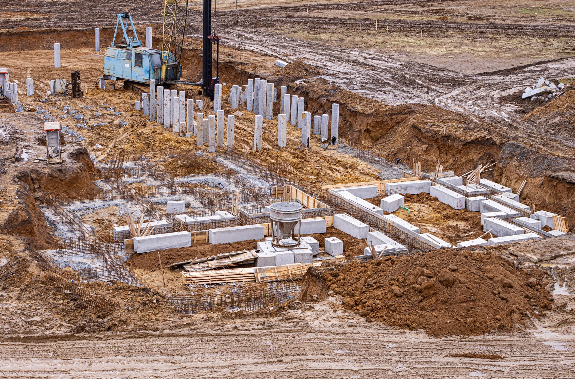 Pit with concrete piles and foundation slabs for building construction.